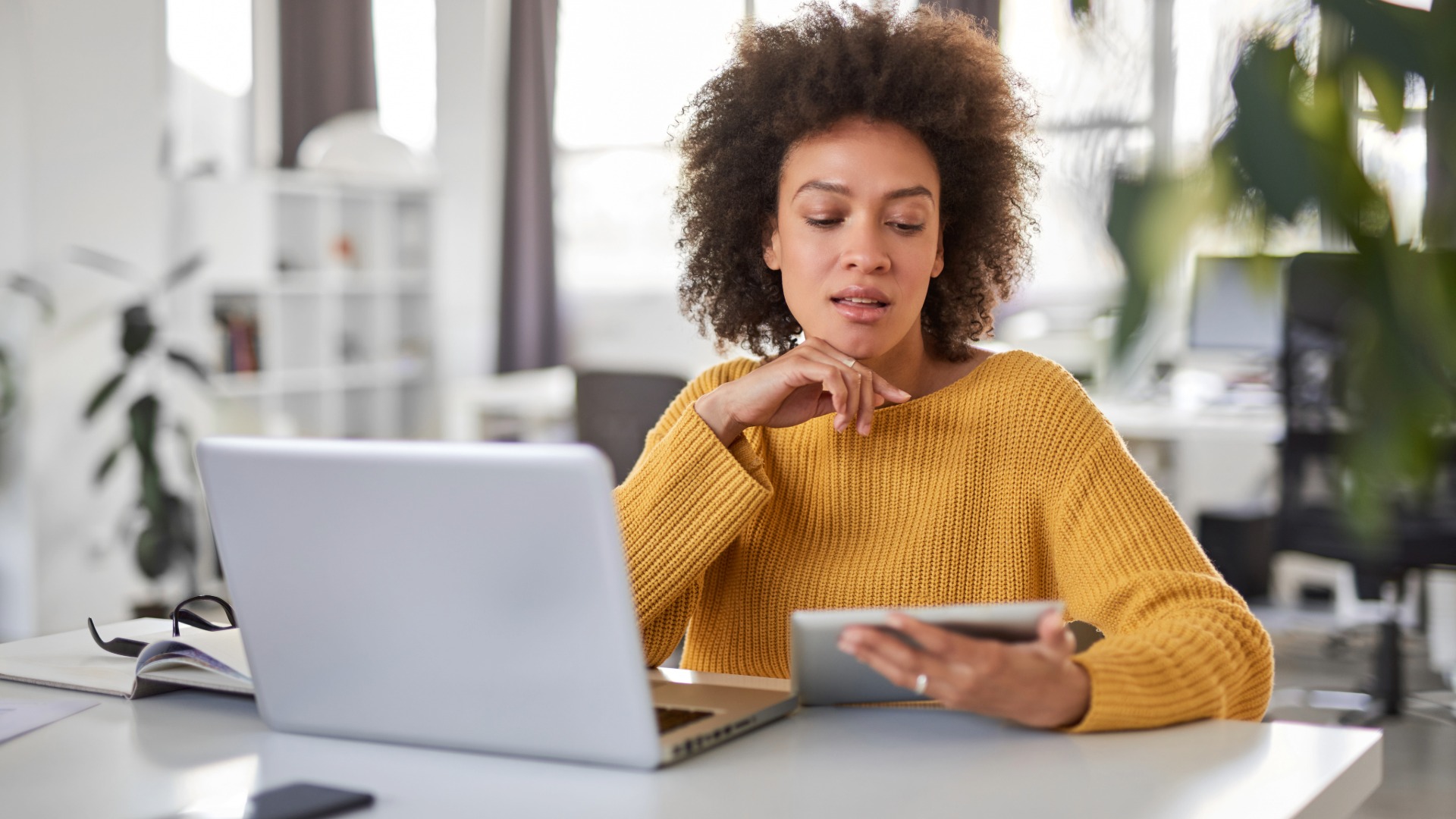 Nainen valitsee ERP-järjestelmää